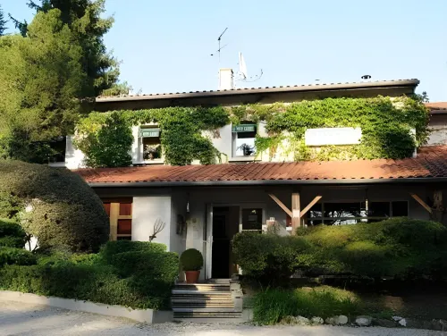 Logis Hotel le Petit Casset Hotels in Beynost