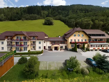Landhotel Stofflerwirt Отели в г. Гемайнде Мариапфарр