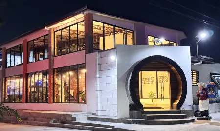 Bavarian Guest House Отели рядом с достопримечательностью «Building 2122 Post Headquarters»