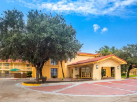 Super 8 by Wyndham Eagle Pass イーグル・パスのホテル