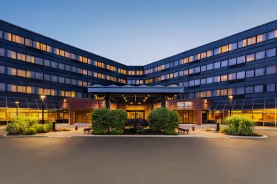 Crowne Plaza Edison Hotels in Edison