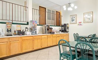 Super 8 by Wyndham Eureka/Six Flags Nearby