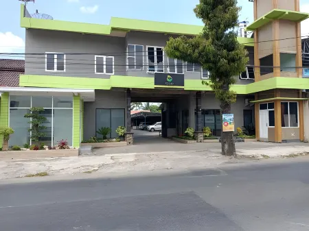 Bromo Family Guest House Отели в г. Malang Regency