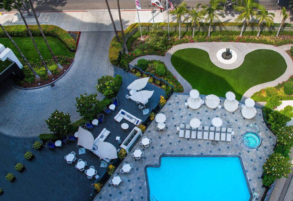 [베벌리 힐스 메리어트의 실외 수영장]