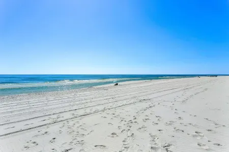 Modern condo, private balconies, with elevator! Отели в г. Пенсакола Бич