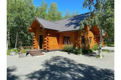 Beautiful Comfy Alaskan Log Home 1 Hotels near Brett Memorial Ice Arena