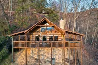 ROMANTIC Retreat! Mountain VIEWS! NEW Hot Tub! PET Friendly! Fireplace!