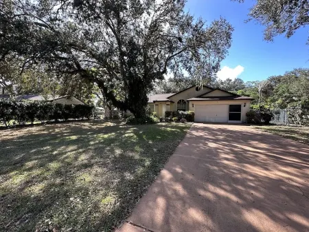 Under the Oaks Un-refined Florida Living Отели в г. Порт-Ла-Белл