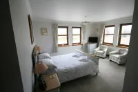 A stunning bungalow (STB 5 star ) close to local amenities and pubs.