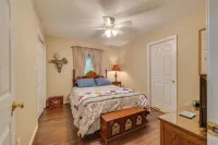 Bridgeview Bend - Charming 3-bedroom house with spacious yard and seasonal creek