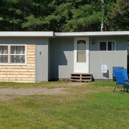 Cabin on the Eagle River Chain! Boat dock slip! Kayaks! Firewood for bonfires! Отели в г. Линкольн