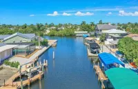 🐠Waterfront Island and Pool Dream Retreat!🐋