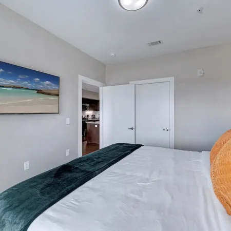 Plush 1Br Cal King Suite Close to Everything