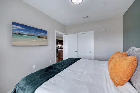 Plush 1Br Cal King Suite Close to Everything