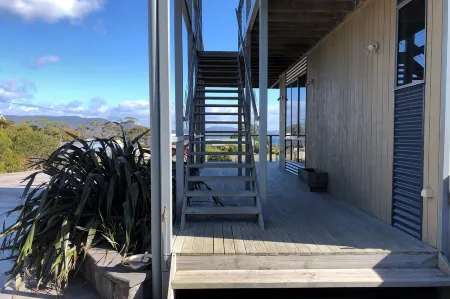 HIGH ON PACIFIC Luxury Beach House Binalong Bay - waterviews Отели в г. Биналонг Бэй