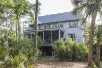 Newer home perfect for golf trips and long-term rentals! Hotels near Roy Barth Tennis Center