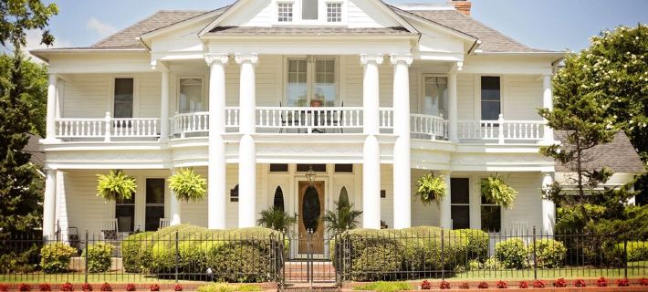 Private cottage located on The Carriage House Inn Estate Hotels in Mena