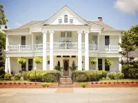 Cozy Farm House located on historic turn-of-the century property. 메나 호텔