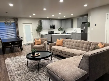 Cozy Cascade Nook - 2 bedroom basement apartment Отели рядом с достопримечательностью «Колледж Текнолоджи энд Компьютинг»