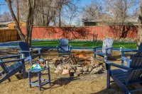 Full Size Pickleball Court - Hot Tub - Amazing Kitchen - By Lake - Book Now!
