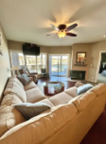 Lakefront family condo with a screened in balcony on the Lake Of The Ozarks!!