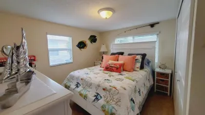 Keys Tropical Bungalow!  delightful and spacious 3/2  makes a great getaway. Hotels near John Pennekamp Coral Reef State Park
