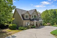 Spacious 8-bedroom house with WiFi and AC on peaceful Lake Keowee private cove.