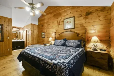 Spacious 2 bed cabin, hot tub close to attractions Hotels near KARM Stores
