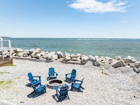 Luxe on the OCEAN w/ limo cart, firepit, paddle boards, pingpong, bikes, pets ok Отели в г. Фрипп Айленд