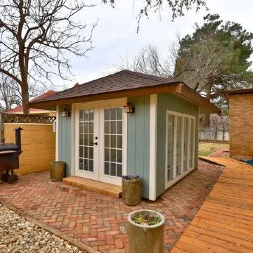 Amazing outdoor deck & kitchen, large home, central to all of Abilene!