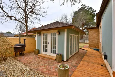 Amazing outdoor deck & kitchen, large home, central to all of Abilene! Hotels in der Nähe von Sunglass Hut