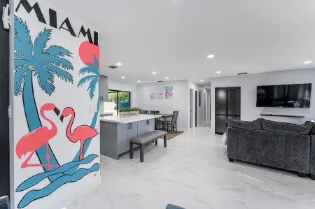 Beautiful 5 bedroom Modern Home with a Pool