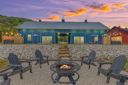 New Barndo/Kayak Launch/ 2 Private Hot Tubs Отели рядом с достопримечательностью «Daniel Boone Campground in Red River Gorge»