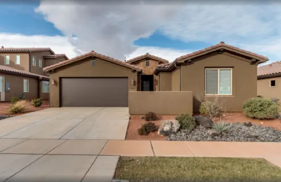 Paradise Village Home in Santa Clara * Poolside Location * Private Hot Tub * BBQ