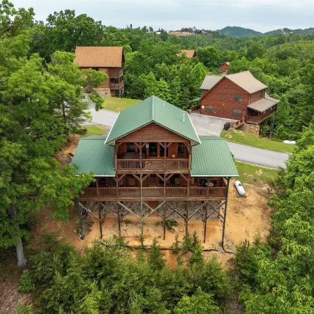 Pigeon Forge 2 King Bedroom Cabin! Stunning Mtn View! Hot Tub! Game Room!