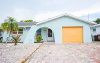 Beach House, Palm trees 🌴 and Relaxing environment!<br> Hotel dekat Indian Rocks Beach Nature Preserve