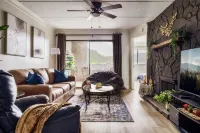 Modern Sleek Convenient Condo, Luxury King bed! Pool, Hot Tub, and Fire Place