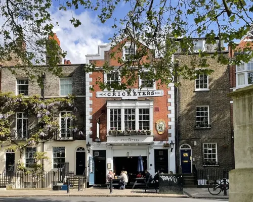 Beautifully Appointed One Bed Apartment. Near Richmond Park, and Kew Gardens Hotels in Twickenham