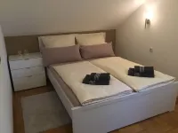 Bright apartment balcony, 2 bedrooms - new bathroom 2023 Hotels near Burgruine Weibertreu