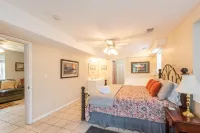 Second Row Folly Beach; Two living rooms ; Great Reviews