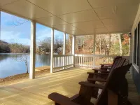 Lake front Sunset Cottage with dock & kayaks - 3-Star