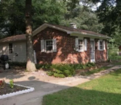 The Charming Country Cottage-Welcomes you and your pet!