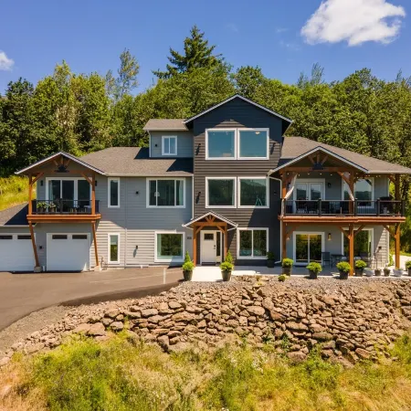 Perched on the Edge! Stunning Bluff with Wide River Views @ Kalama Oaks Lodge