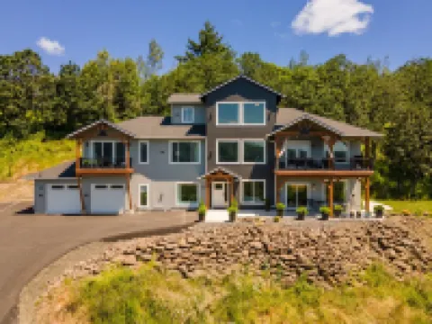 Perched on the Edge! Stunning Bluff with Wide River Views  @ Kalama Oaks Lodge