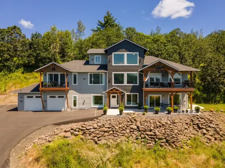 Perched on the Edge! Stunning Bluff with Wide River Views  @ Kalama Oaks Lodge