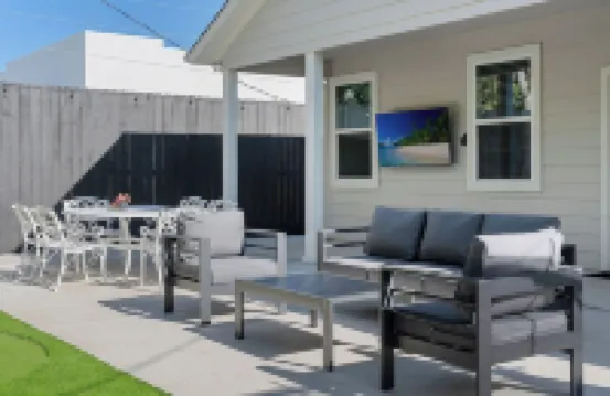 Sleeps 20 in FW Stockyards w HotTub & MiniGolf