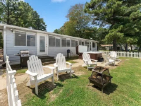 The Beach Retreat is a cozy beach Villa with Hottub overlooking a private beach. Hotels in Cople