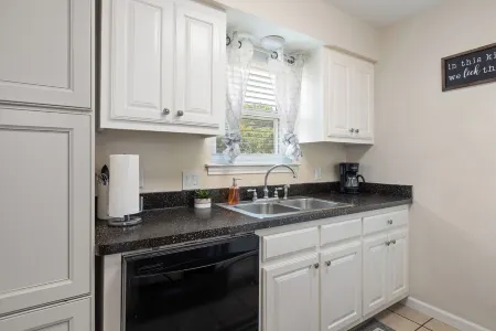 Entire 2 bedroom unit downstairs, family owned. Отели в г. Мидлотиан