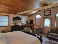 Seneca Riverfront Spa! Hot Tub, Pool + Sauna! Pontoon Boat and Canoe Available!