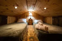 Relaxing cabin getaway only minutes from the Blue Ridge Parkway. Pet friendly!